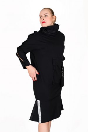 Yakası Dökümlü ve Marka Şerit Detaylı, Çıtçıt Kollu, Önde Büyük Cepli, Etek Uçları Şerit Detaylı, Taşlı Marka Baskılı, Siyah Uzun Elbise